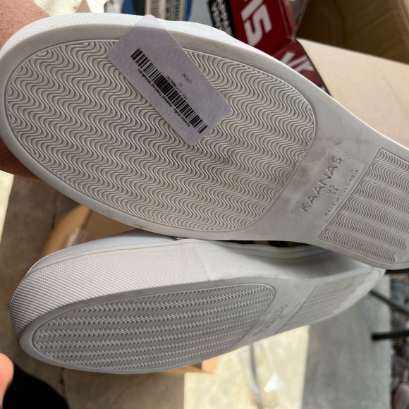 Women’s size 11 casual sneakers by Kaanas - Picture 2 of 3